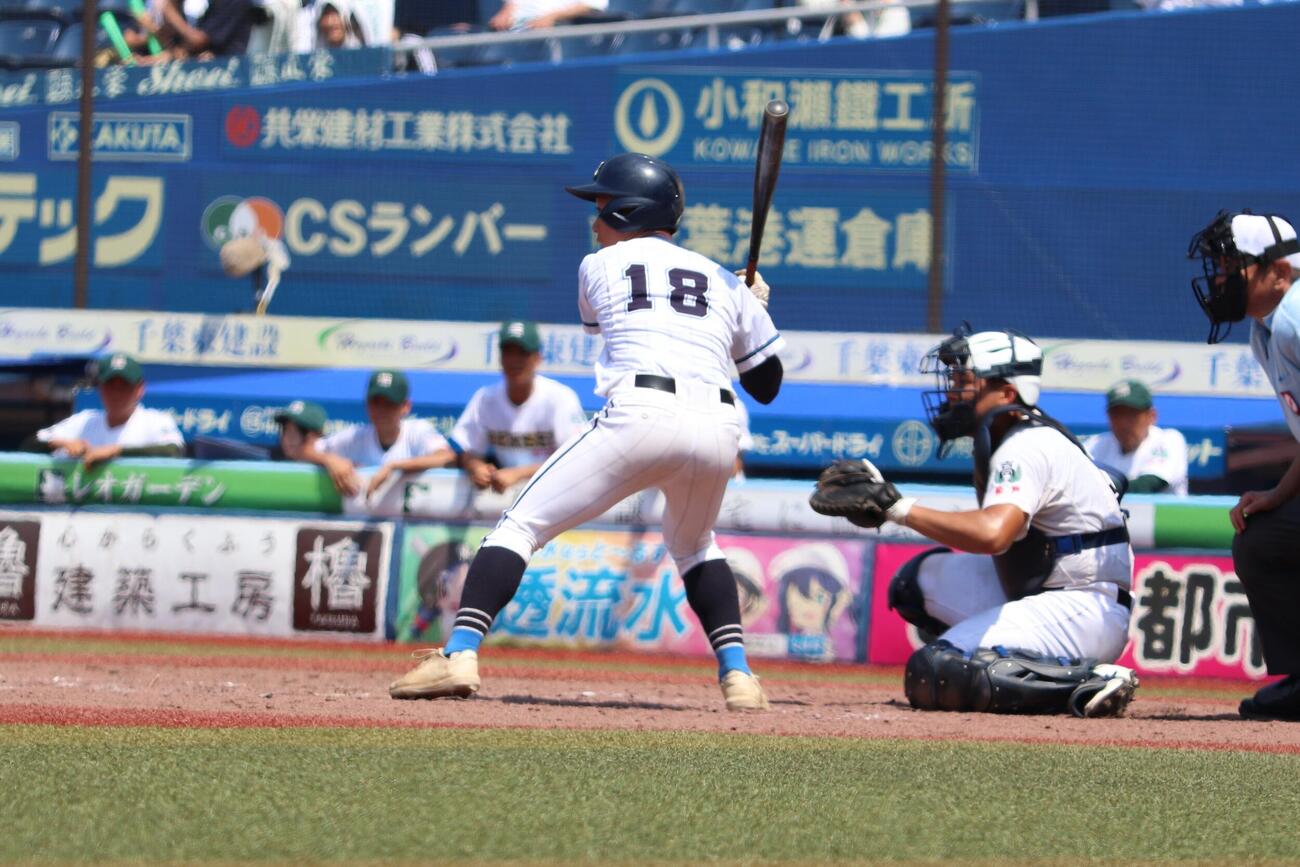 高校野球千葉大会　君津対専大松戸　5回無死一塁、代打で出場する君津・縄野二翌（撮影・服部航大）