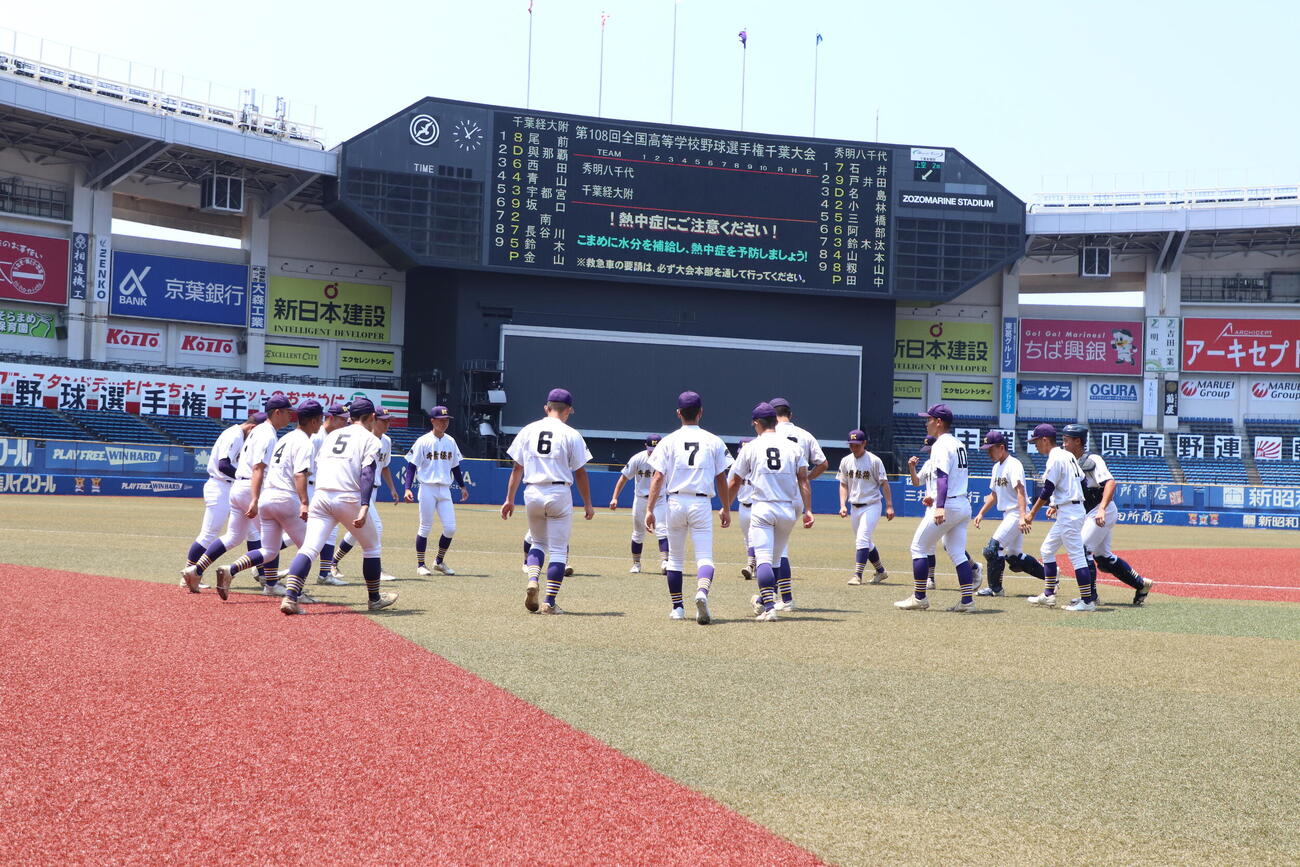 高校野球千葉大会　千葉経大付対秀明大秀明　集合する千葉経大付（撮影・服部航大）