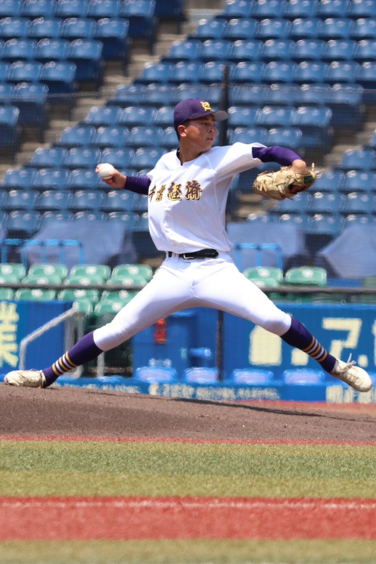高校野球千葉大会　千葉経大付対秀明大秀明　千葉経大付先発の金山民人（撮影・服部航大）