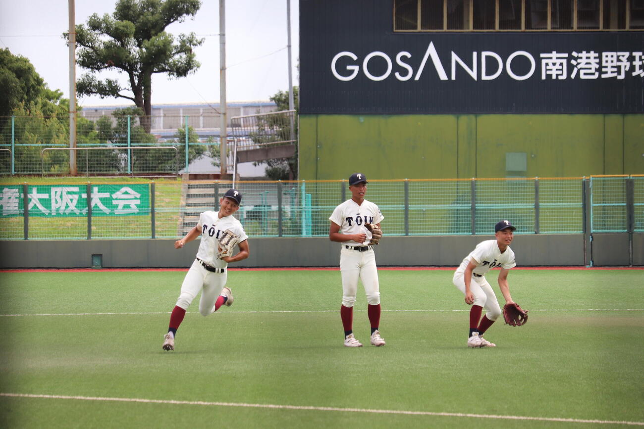 汎愛対大阪桐蔭　試合前ノックを行う大阪桐蔭ナインら（撮影・佐藤妙月）