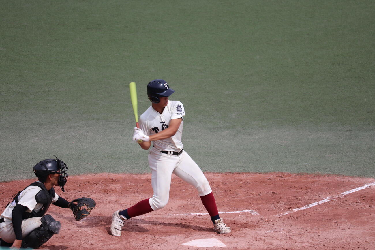 汎愛対大阪桐蔭　2回に大量得点の口火となる左中間への二塁打を放った大阪桐蔭・中村勇斗（撮影・佐藤妙月）