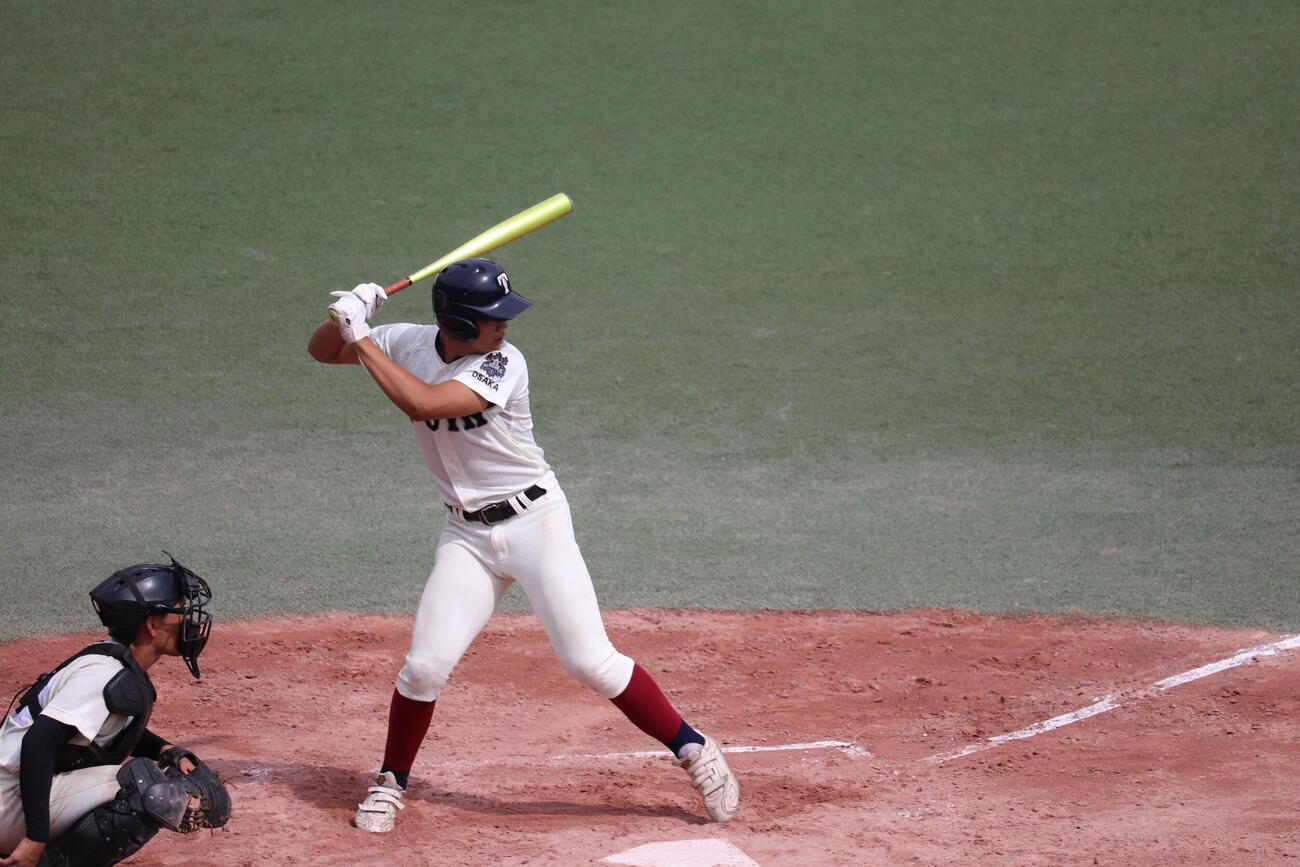 汎愛対大阪桐蔭　2回に大量得点の口火となる左中間への二塁打を放った大阪桐蔭・中村勇斗（撮影・佐藤妙月）