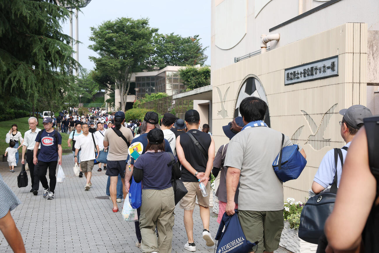 横浜対東海大相模　入場券を求め長蛇の列ができるサーティーフォー保土ケ谷球場（撮影・宮地輝）