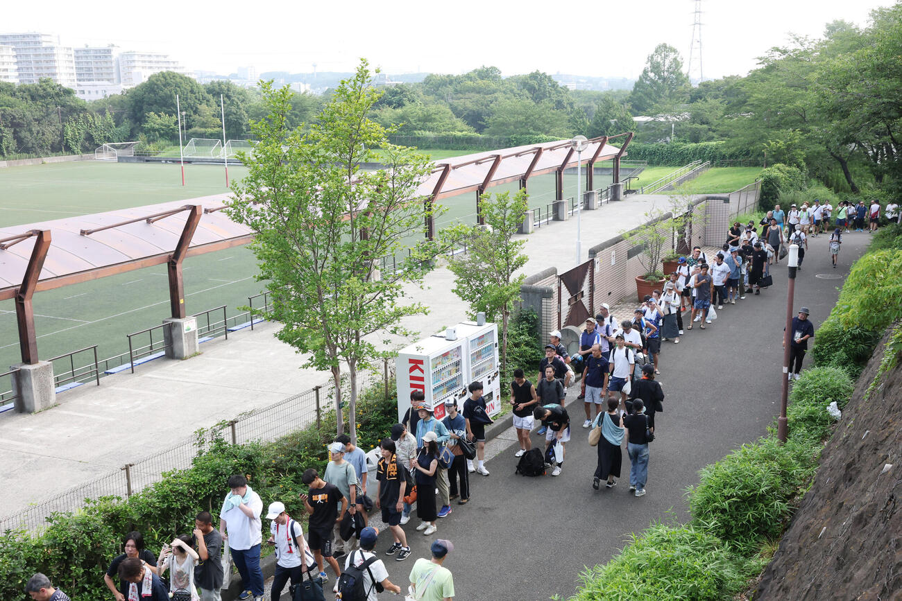 横浜対東海大相模　入場券を求め、ラグビー場まで長蛇の列ができるサーティーフォー保土ケ谷球場（撮影・宮地輝）