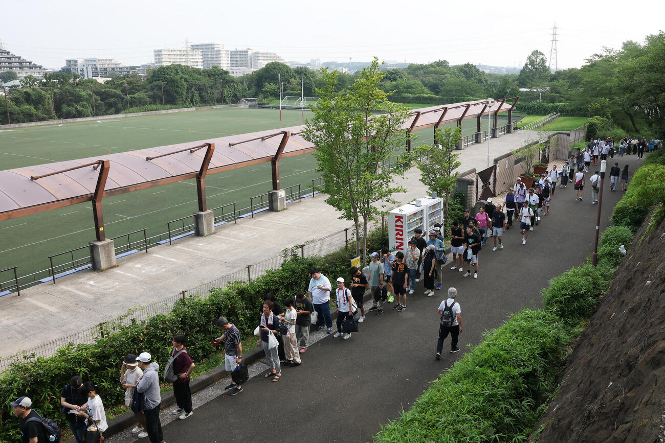 横浜対東海大相模　入場券を求め、隣接するラグビー場まで長蛇の列ができるサーティーフォー保土ケ谷球場（撮影・宮地輝）
