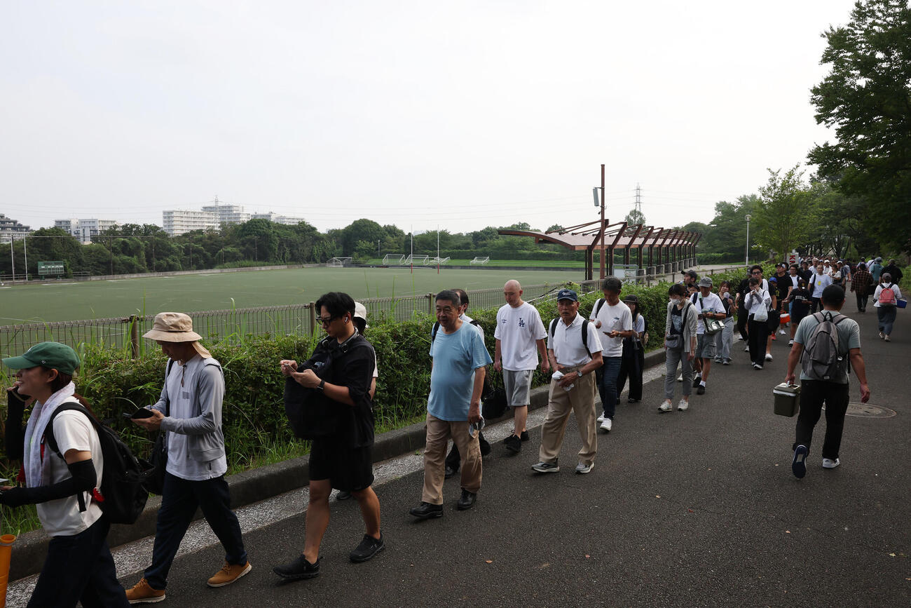 横浜対東海大相模　入場券を求め、隣接するラグビー場まで長蛇の列ができるサーティーフォー保土ケ谷球場（撮影・宮地輝）