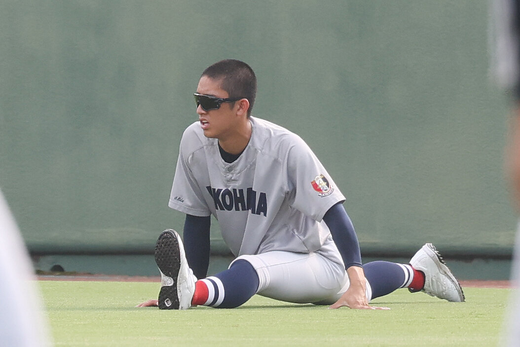 横浜対東海大相模　試合前、調整する横浜・織田翔希（撮影・宮地輝）
