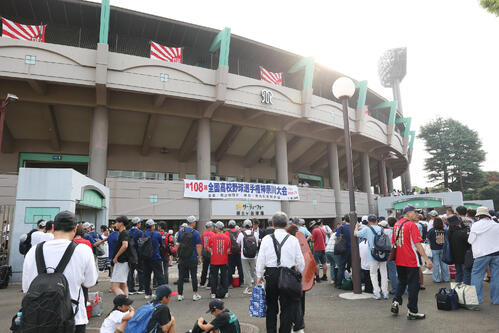 【高校野球】横浜－東海大相模　注目カードに大行列　徹夜組含め７時15分の時点で3200人が列