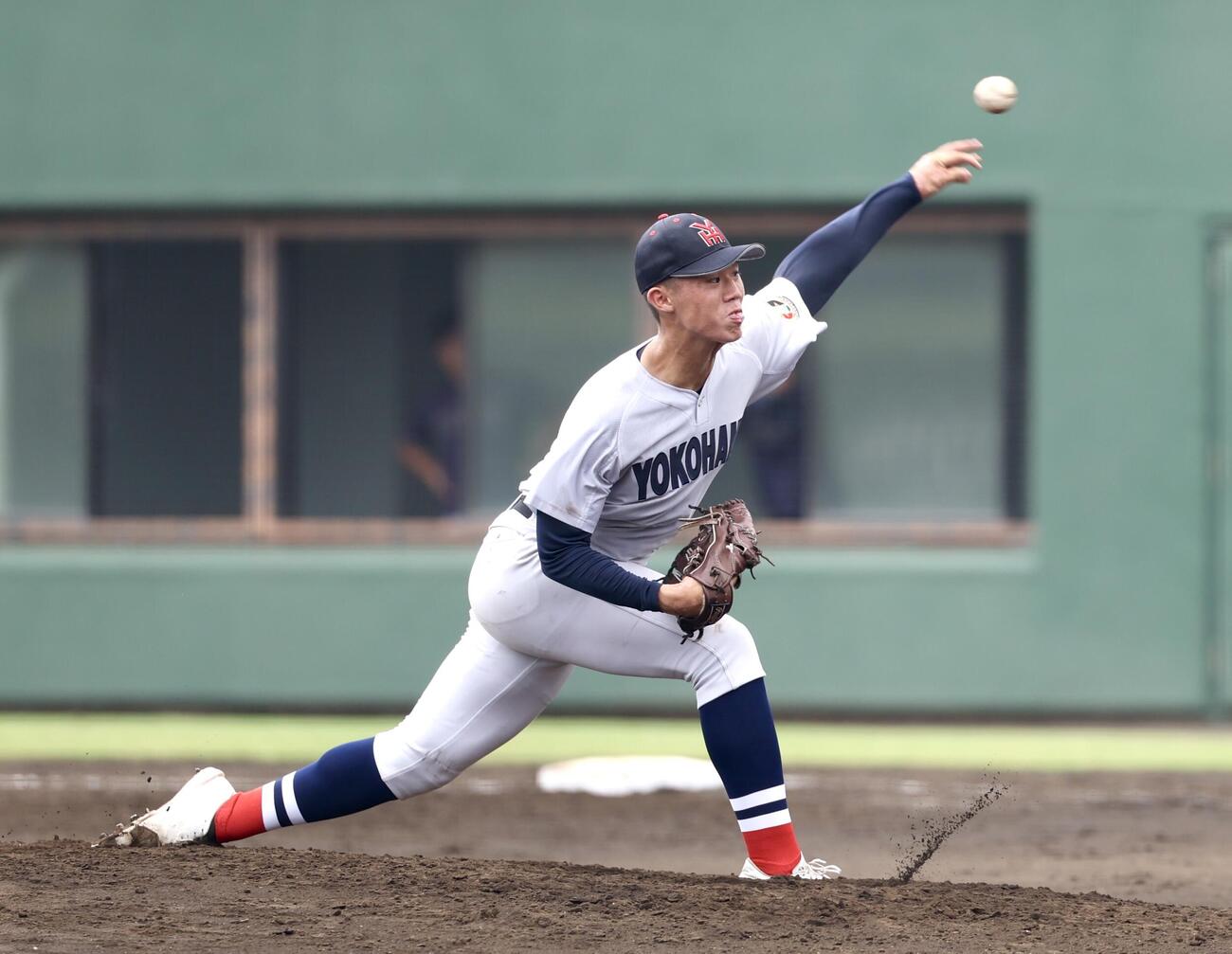 横浜対東海大相模　横浜先発の小林鉄三郎（撮影・宮地輝）