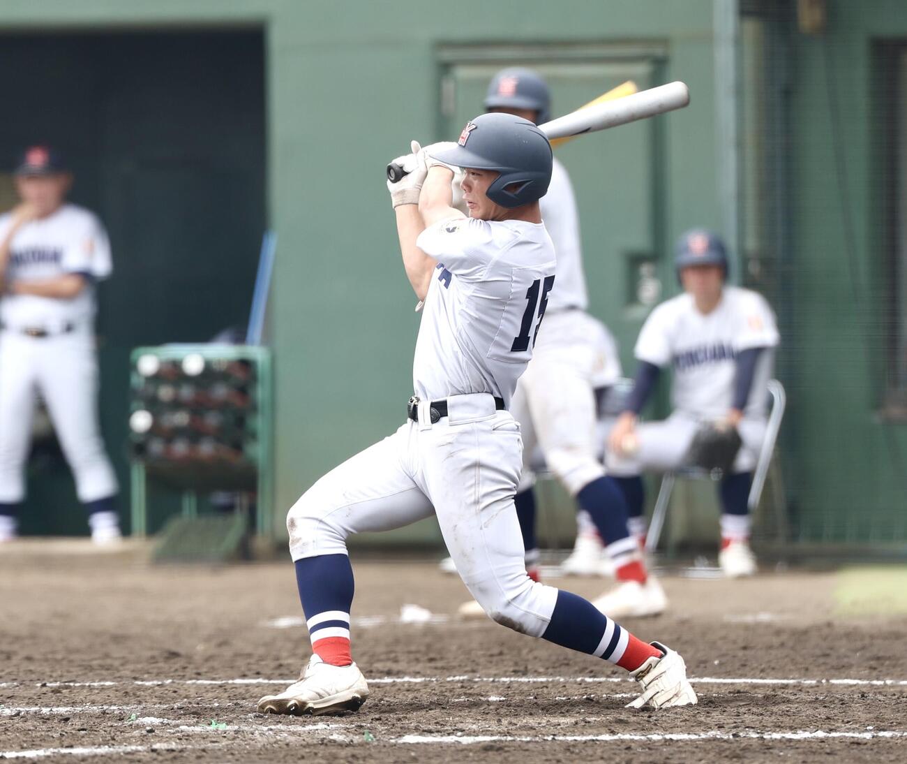 横浜対東海大相模　5回表横浜1死一、三塁、適時打を放つ安食琥太郎（撮影・宮地輝）