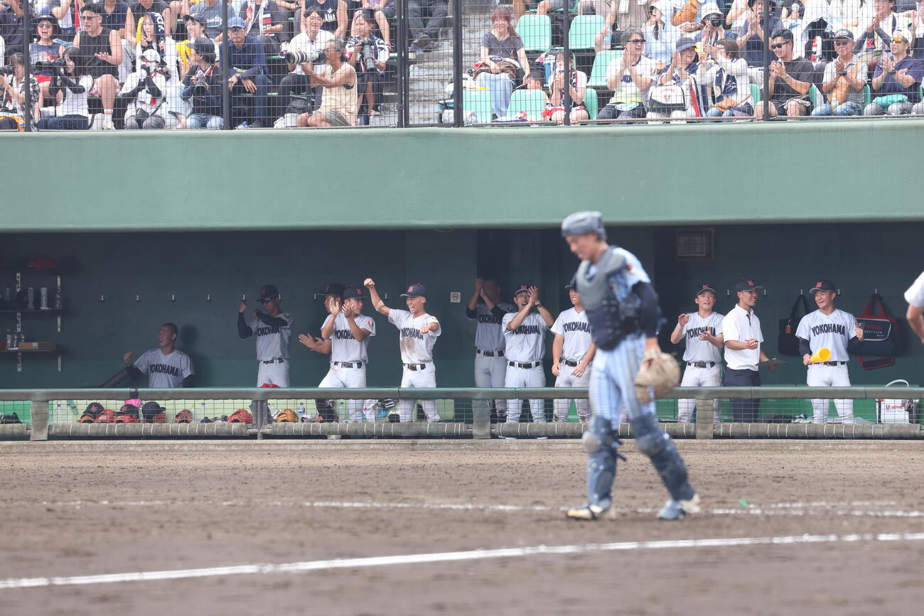 横浜対東海大相模　5回表横浜1死一、三塁、安食琥太郎が適時打を放ち盛り上がるチームメートたち（撮影・宮地輝）
