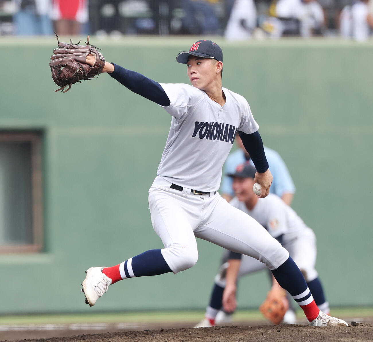 横浜対東海大相模　横浜先発の小林鉄三郎（撮影・宮地輝）