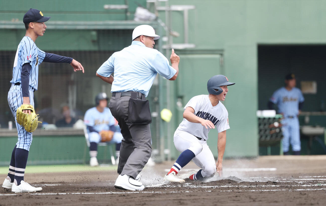 横浜対東海大相模　1回表横浜2死二、三塁、田島陽翔の2点適時打で生還した池田聖摩（撮影・宮地輝）
