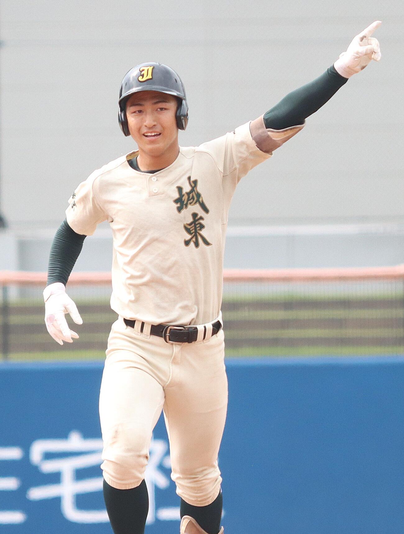 第108回全国高校野球東東京大会　4回戦　城東対安田学園　先頭打者本塁打を放つ城東・佐藤奏良（撮影・栗林真菜）