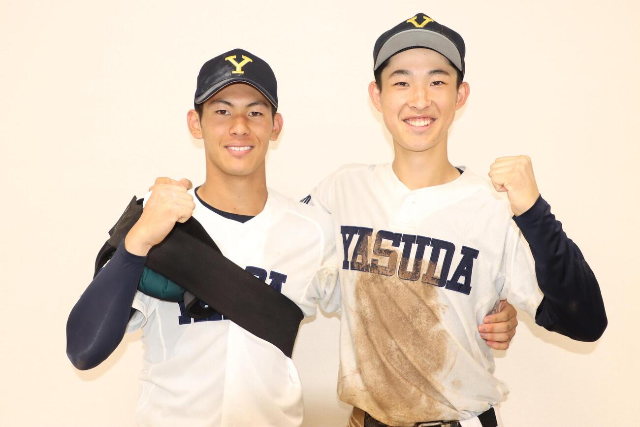 第108回全国高校野球東東京大会　4回戦　城東対安田学園　5回戦に勝ち進みガッツポーズをする安田学園・佐原丈慈（左）と鈴木雄大（撮影・栗林真菜）
