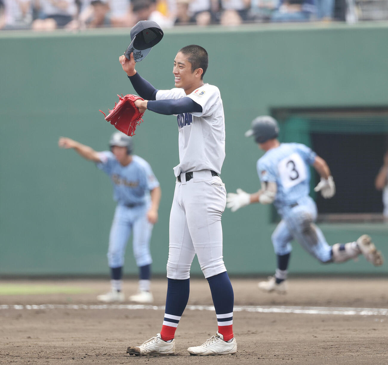 横浜対東海大相模　8回裏東海大相模2死、竹内球太に左前打を許す織田翔希（撮影・宮地輝）