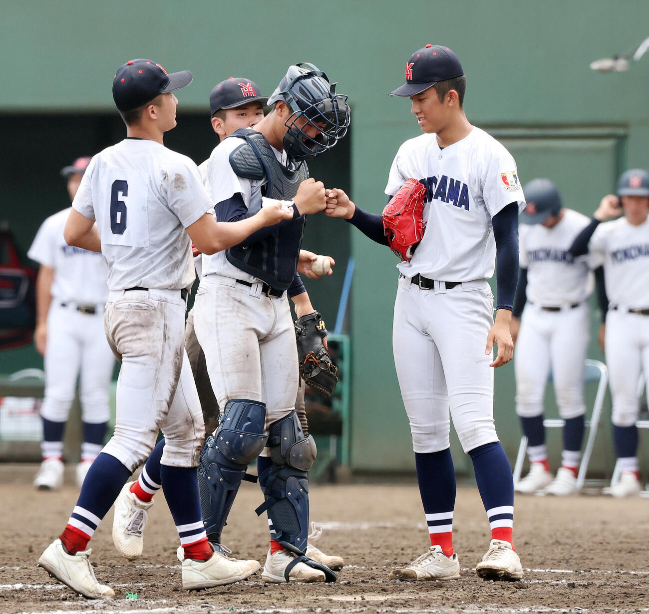 横浜対東海大相模　8回コールド勝ちしグータッチする横浜・織田翔希（右）（撮影・宮地輝）