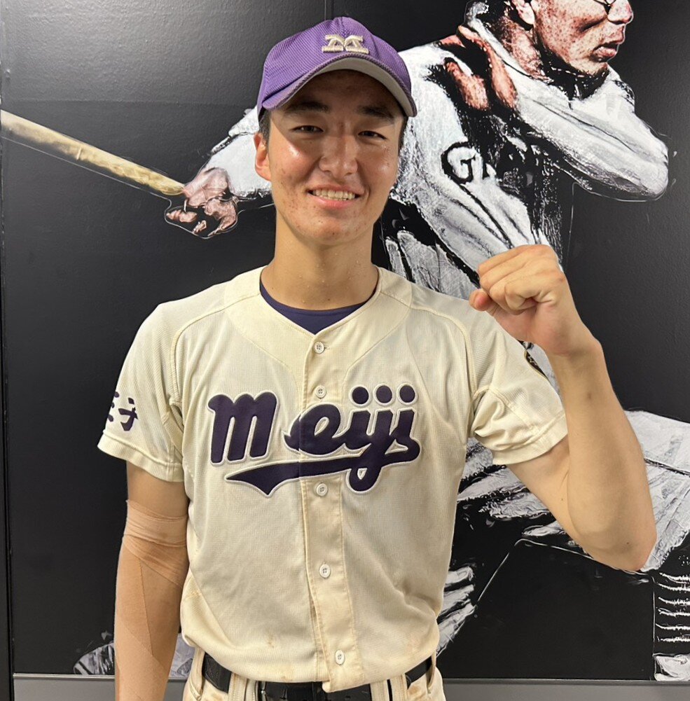 笑顔でガッツポーズする明大八王子・川上恵叶（撮影・田島優大）