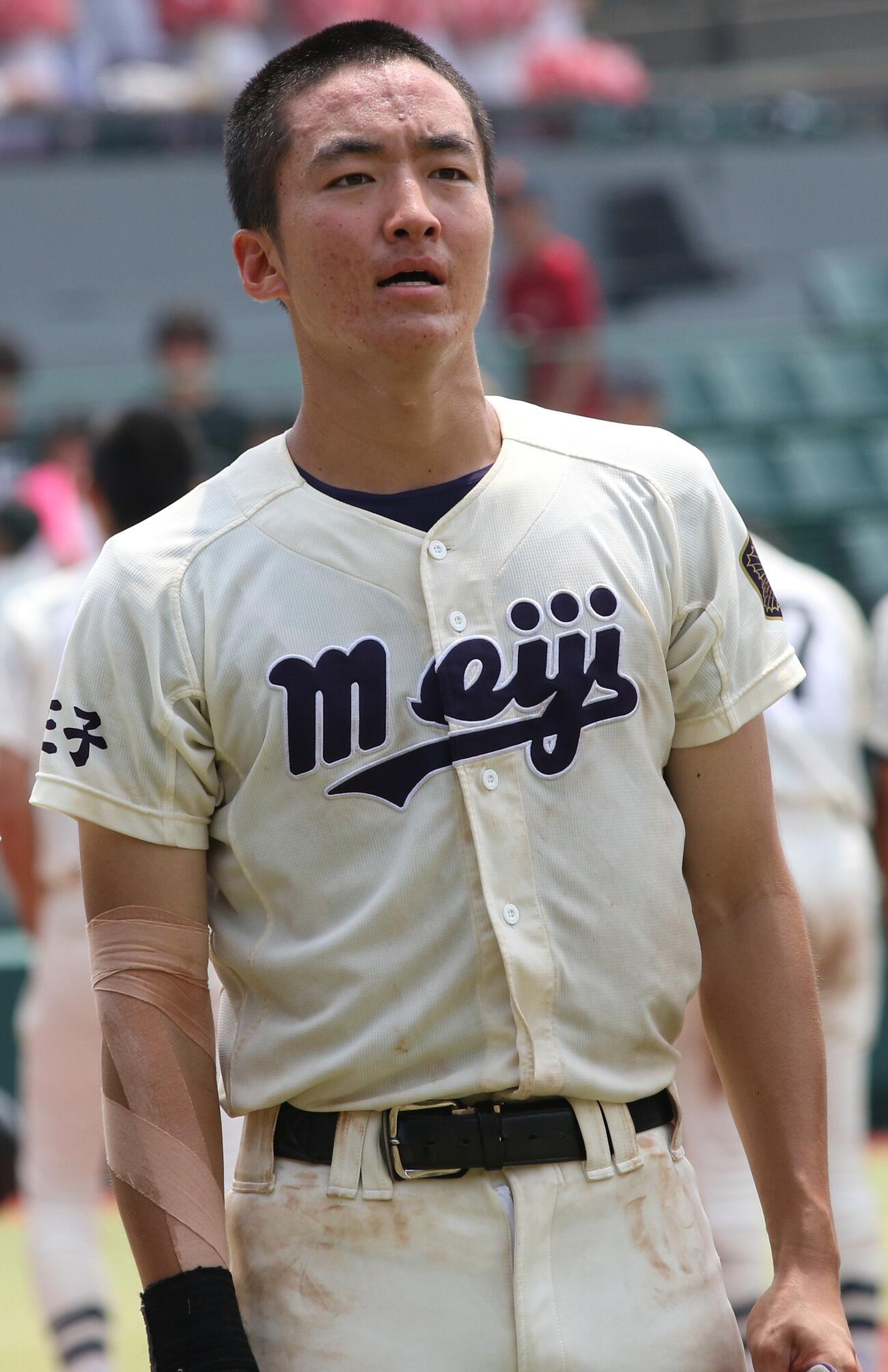 試合後、スタンドに向かって整列する明大八王子・川上恵叶（撮影・田島優大）