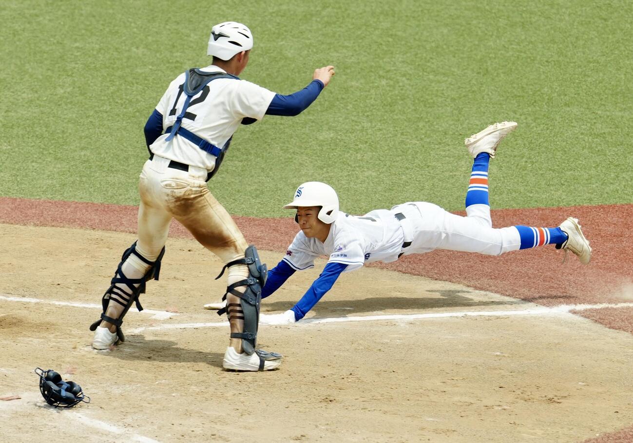 日大三対世田谷学園　9回裏、生還する世田谷学園・川相俊輔（右）（撮影・江口和貴）