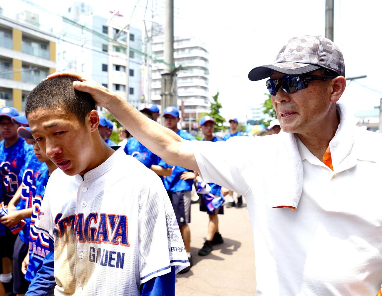 日大三対世田谷学園　試合後、涙を流す世田谷学園・川相俊輔（左）をねぎらう巨人コーチの父昌弘氏（撮影・江口和貴）