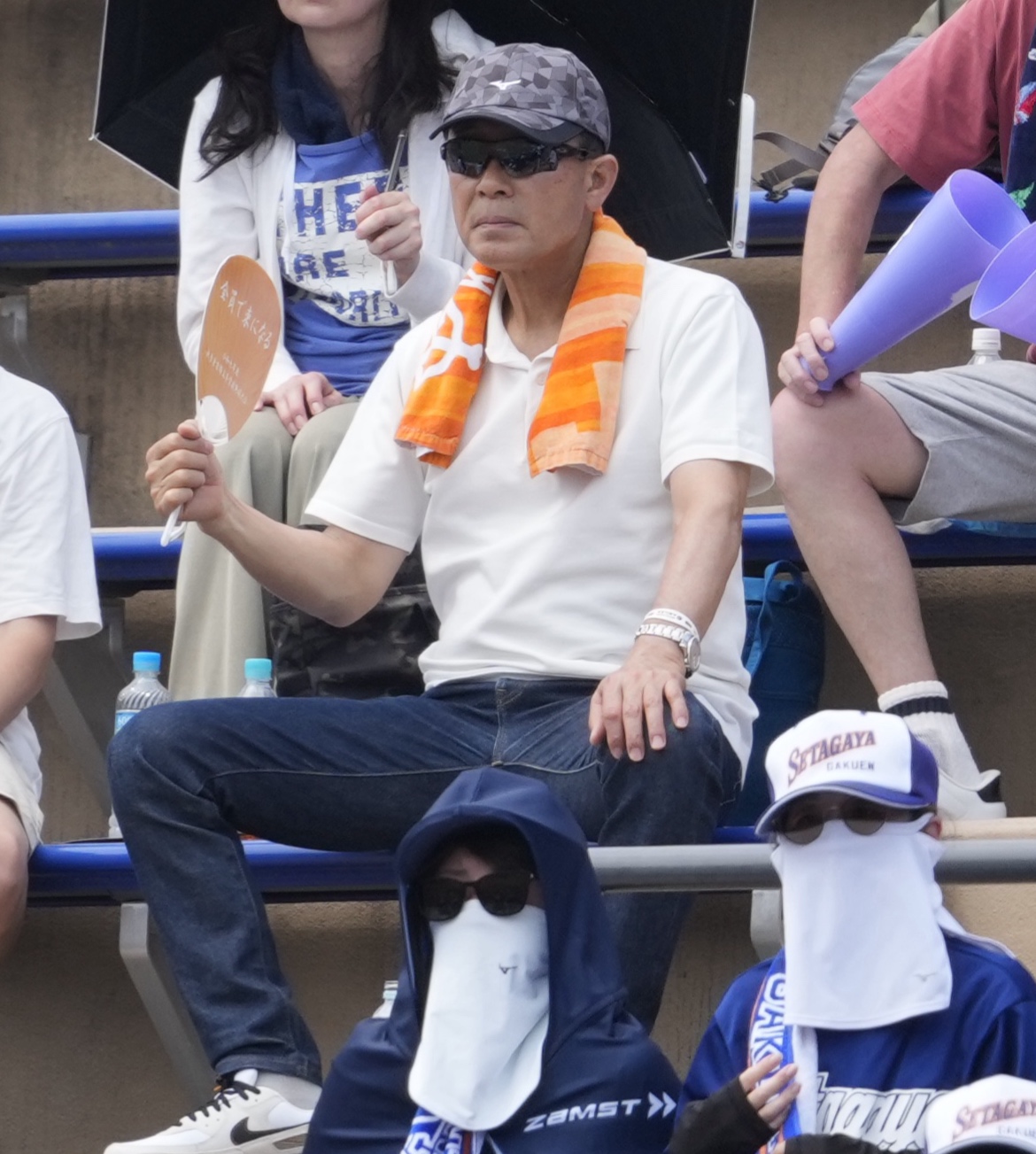 日大三対世田谷学園　スタンドから観戦する巨人川相昌弘コーチ（撮影・小島史椰）