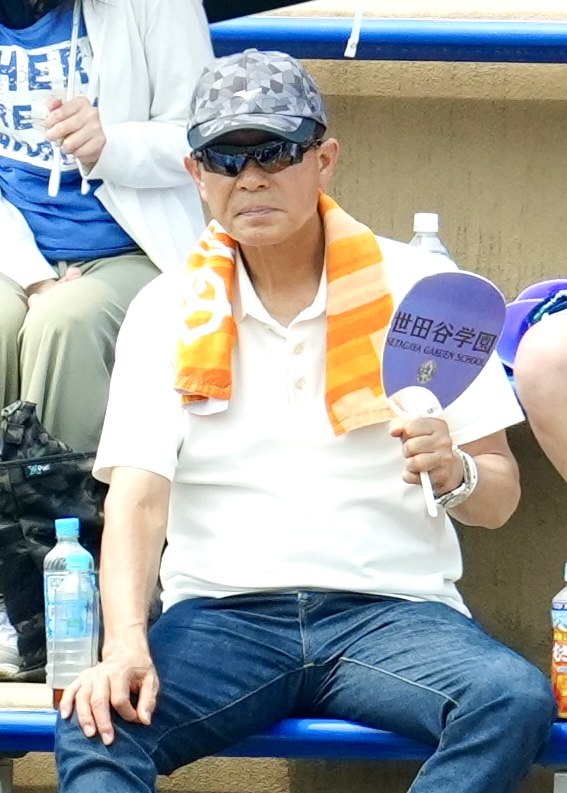 日大三対世田谷学園　世田谷学園の応援に駆けつけた巨人川相昌弘ディフェンスチーフコーチ（撮影・江口和貴）