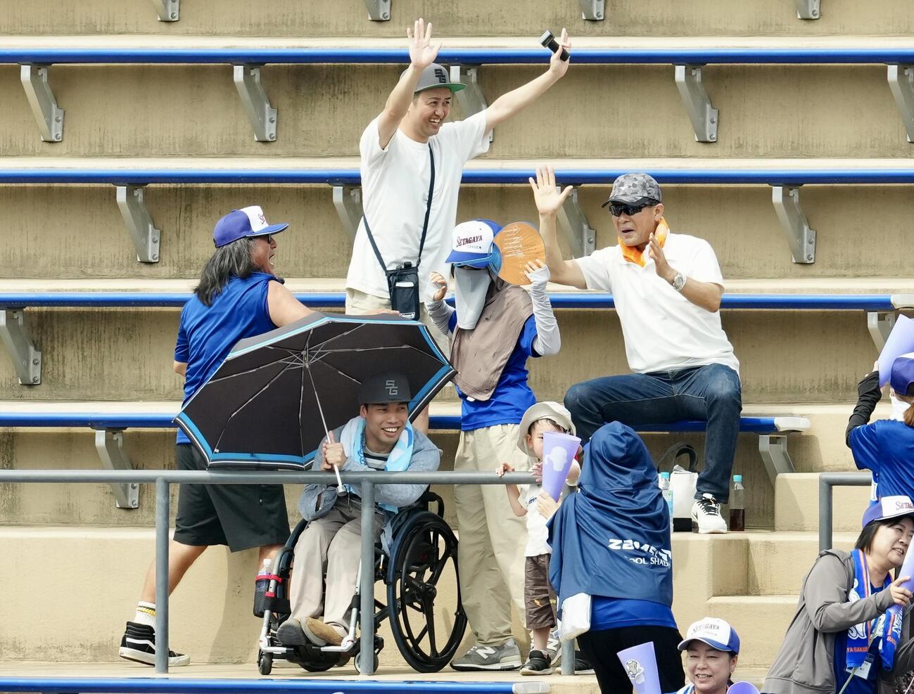 日大三対世田谷学園　世田谷学園の応援に駆けつけ、得点で喜ぶ巨人川相昌弘ディフェンスチーフコーチ（中央右）ら（撮影・江口和貴）