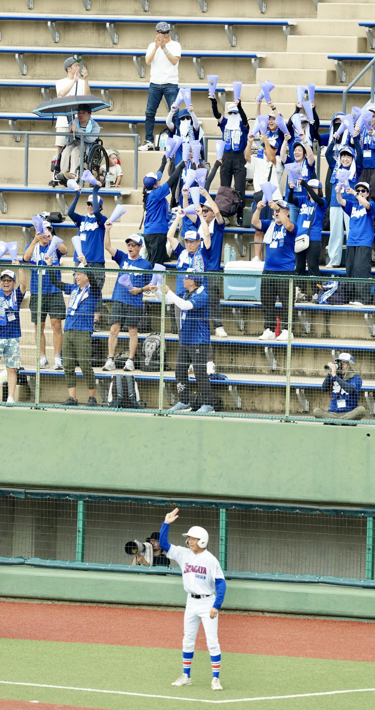 日大三対世田谷学園　世田谷学園の応援に駆けつけ、得点で喜ぶ巨人川相昌弘ディフェンスチーフコーチ（上）。下は一塁コーチャーを務める息子の俊輔（撮影・江口和貴）