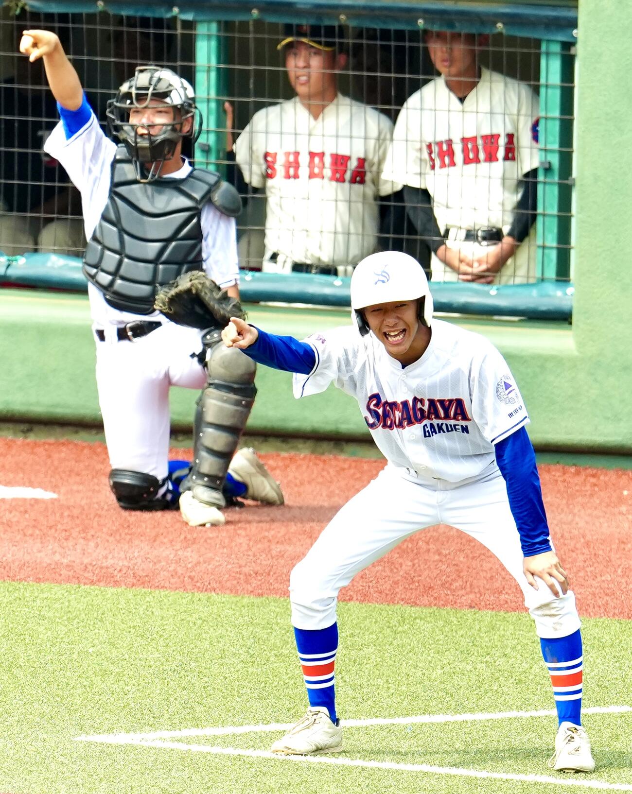 日大三対世田谷学園　一塁コーチャーの世田谷学園・川相俊輔（右）（撮影・江口和貴）