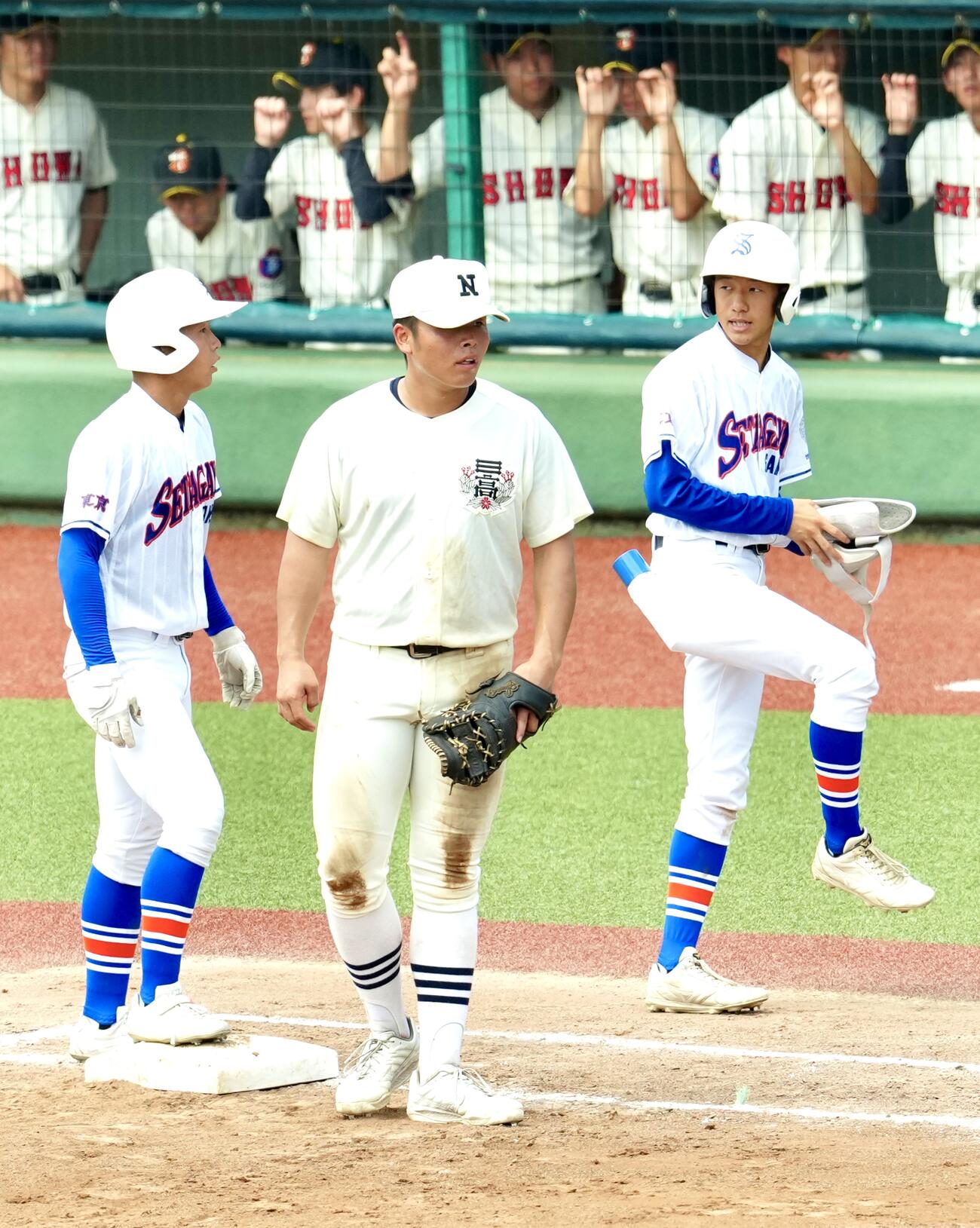 日大三対世田谷学園　一塁コーチャーの世田谷学園・川相俊輔（右）。中央は日大三一塁手の田中諒（撮影・江口和貴）