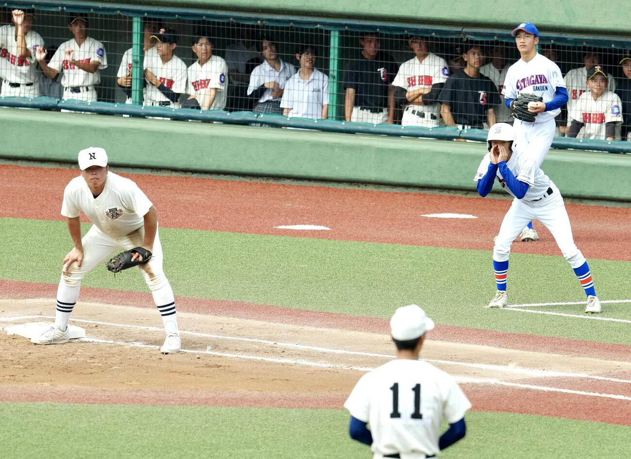 日大三対世田谷学園　一塁コーチャーの世田谷学園・川相俊輔（右）。左は日大三一塁手の田中諒（撮影・江口和貴）