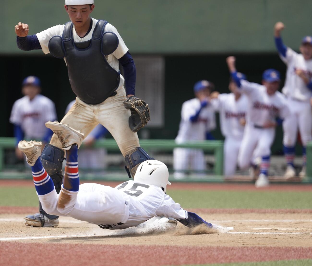 日大三対世田谷学園　9回裏世田谷学園無死一塁、高橋塁の適時二塁打で生還する代走川相俊輔（撮影・小島史椰）