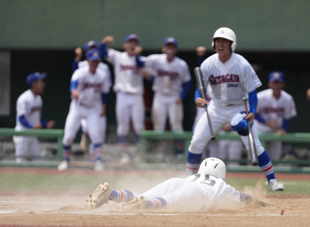 日大三対世田谷学園　9回裏世田谷学園無死一塁、高橋塁の適時二塁打で生還する代走川相俊輔（撮影・小島史椰）