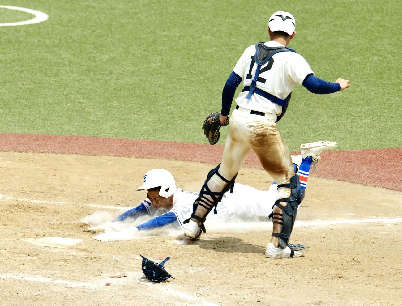 日大三対世田谷学園　9回裏、生還する世田谷学園・川相俊輔（撮影・江口和貴）