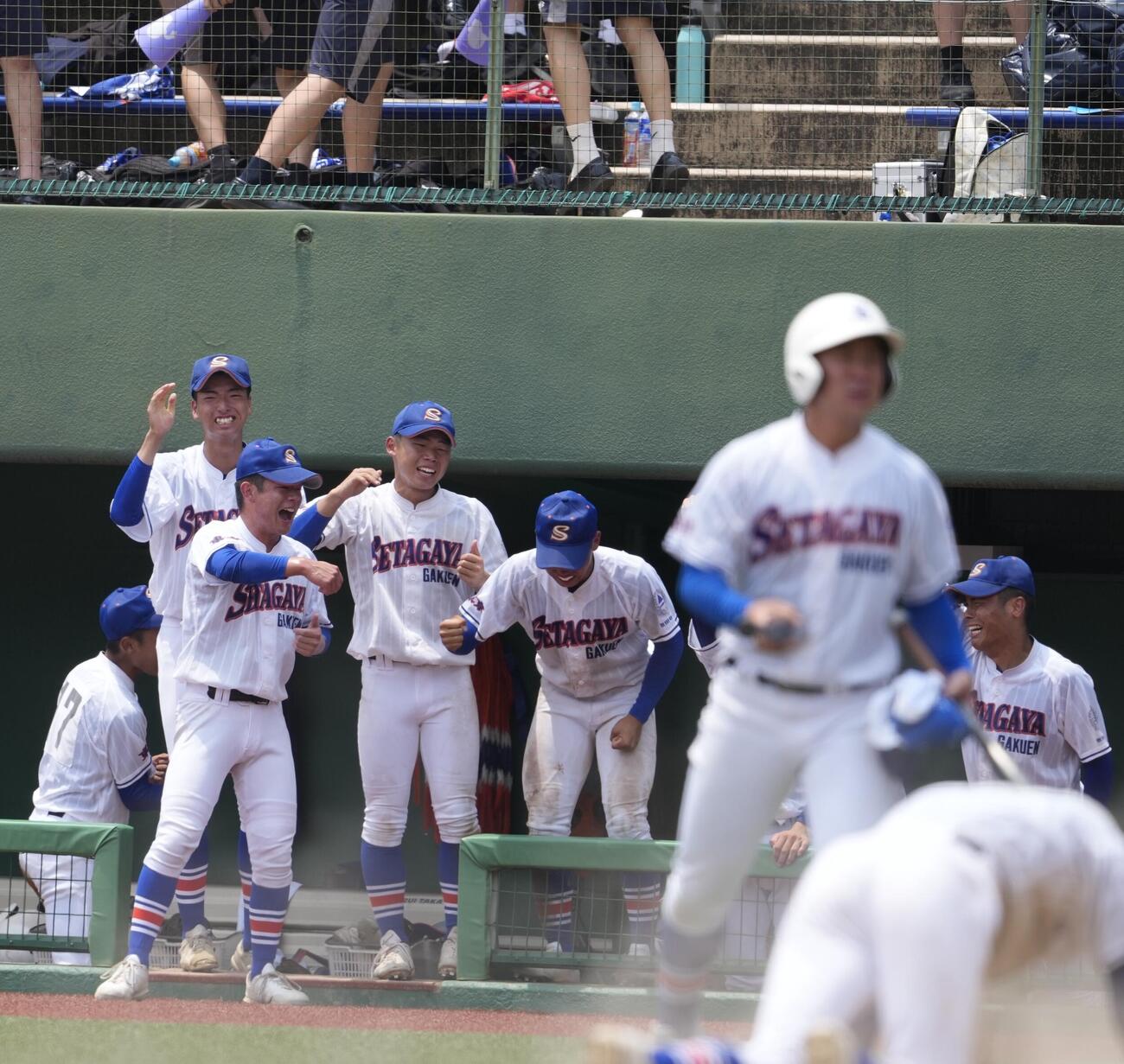 日大三対世田谷学園　9回裏世田谷学園無死一塁、高橋塁の適時二塁打で代走川相俊輔が生還し、喜ぶ世田谷学園の選手たち（撮影・小島史椰）