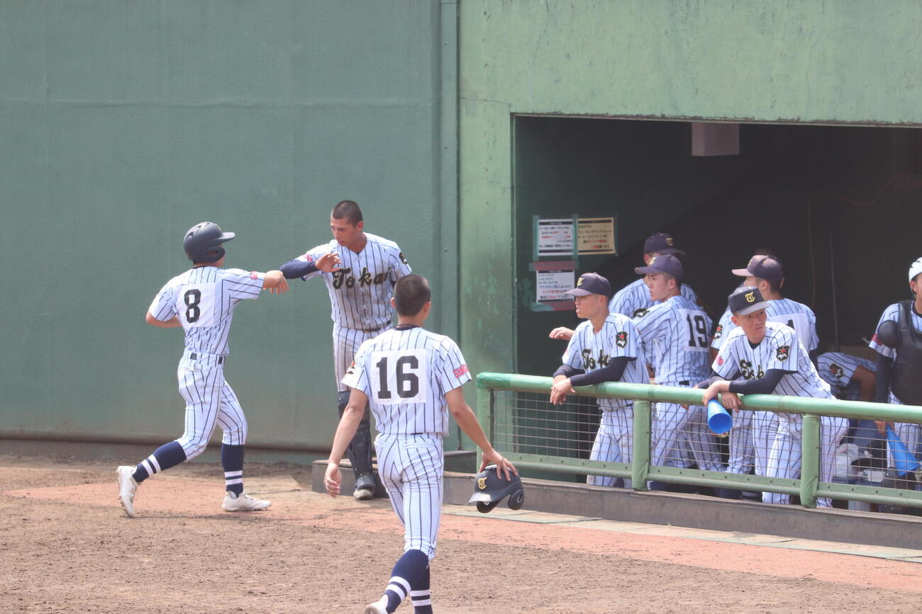 高校野球西東京大会3回戦　桜美林対東海大菅生　4回裏、得点に喜ぶ東海大菅生のベンチ（撮影・服部航大）