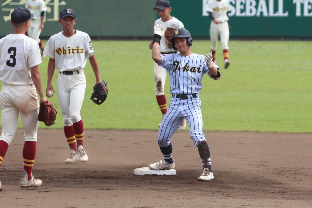 高校野球西東京大会3回戦桜美林対東海大菅生　1回東海大菅生1死満塁、2点適時2塁打を放ち喜ぶ小沼瑛太（撮影・服部航大）＝2026年7月16日
