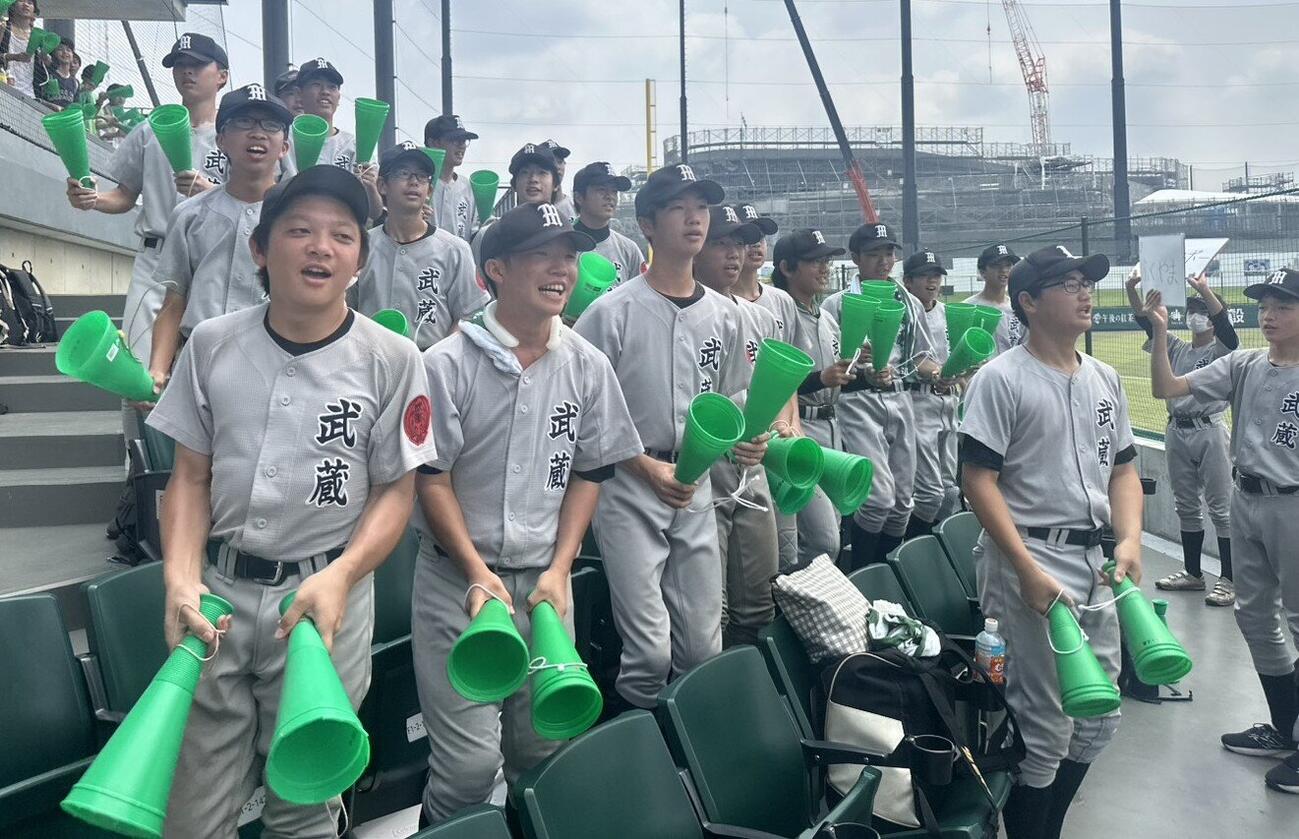 武蔵のスタンドから応援する中学3年生の選手たち（撮影・田島優大）