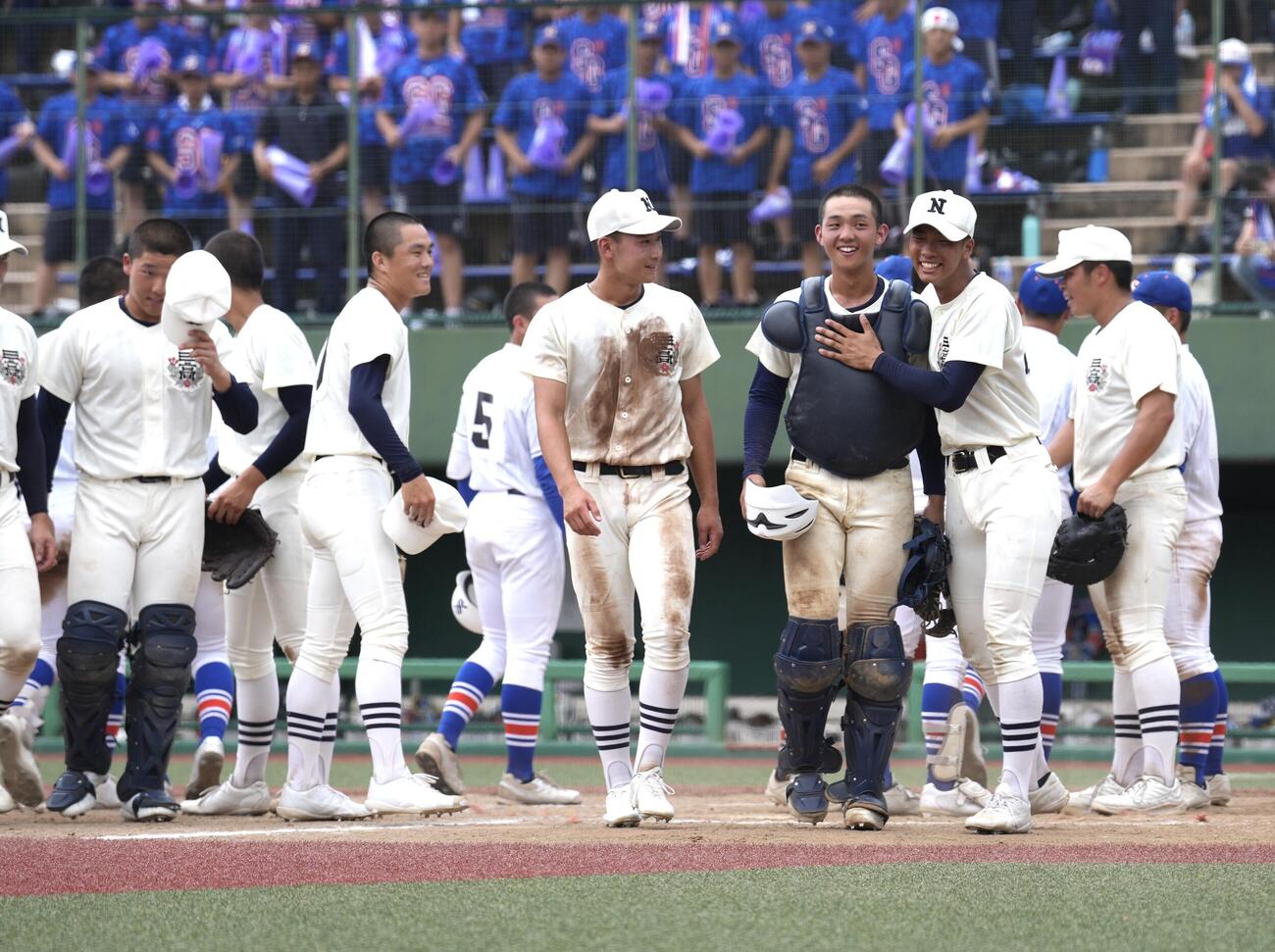 日大三対世田谷学園　世田谷学園に勝利し笑顔を見せる日大三の選手たち（撮影・小島史椰）