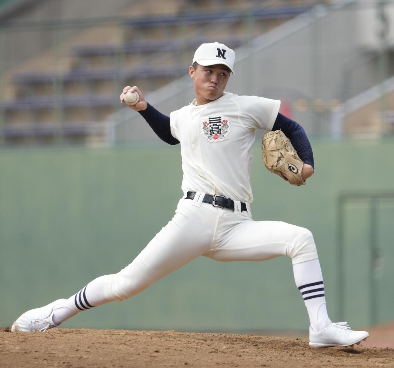 日大三対世田谷学園　4回裏途中から登板し力投する日大三・山口宗也（撮影・小島史椰）