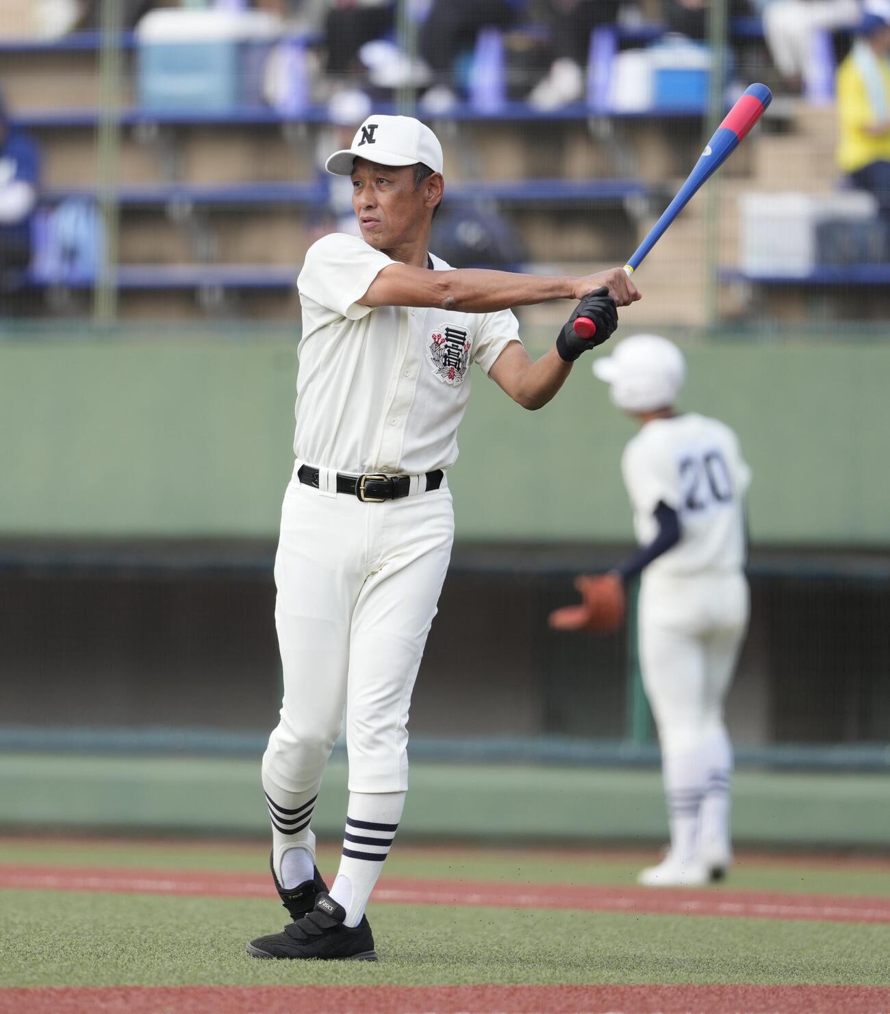日大三対世田谷学園　ノックをする日大三・三木有造監督（撮影・小島史椰）