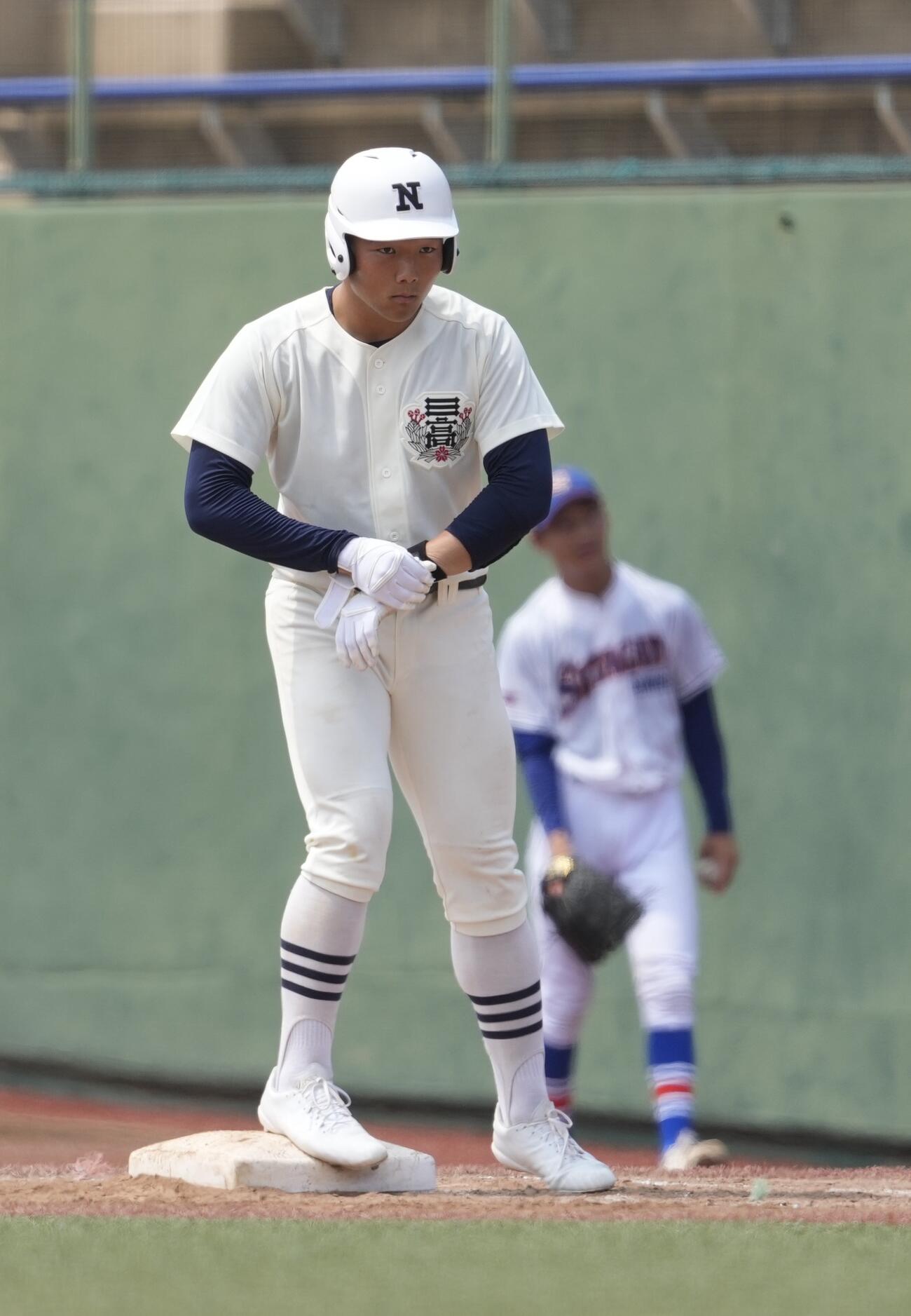 日大三対世田谷学園　5回表日大三1死満塁、適時打を放ち出塁する増山瑛太（撮影・小島史椰）