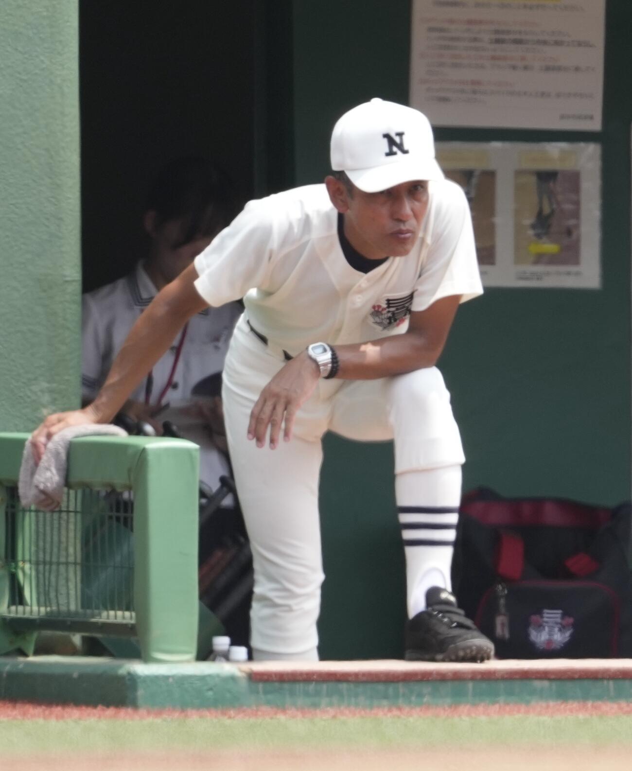 日大三対世田谷学園　戦況を見つめる日大三・三木有造監督（撮影・小島史椰）