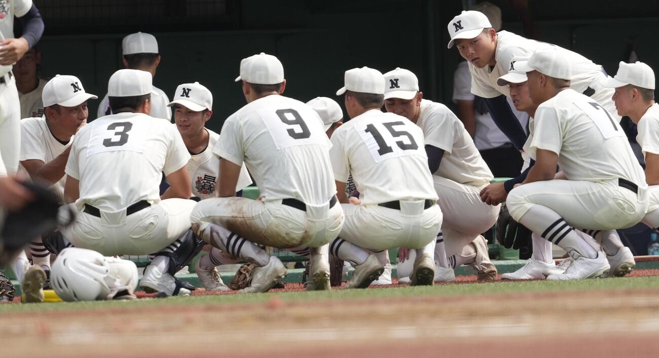 日大三対世田谷学園　1回終了後、選手を集めて話す日大三・三木有造監督（左）（撮影・小島史椰）