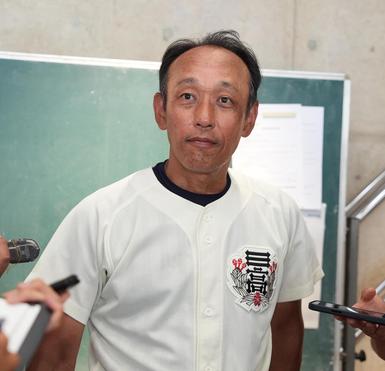 日大三対世田谷学園　世田谷学園に勝利し囲み取材に応じる日大三・三木有造監督（撮影・小島史椰）