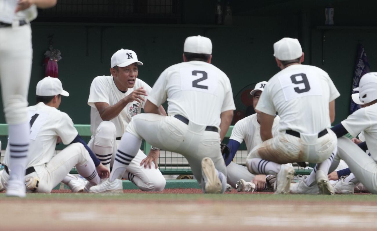 日大三対世田谷学園　6回終了後、選手を集めて話す日大三・三木有造監督（左から2人目）（撮影・小島史椰）