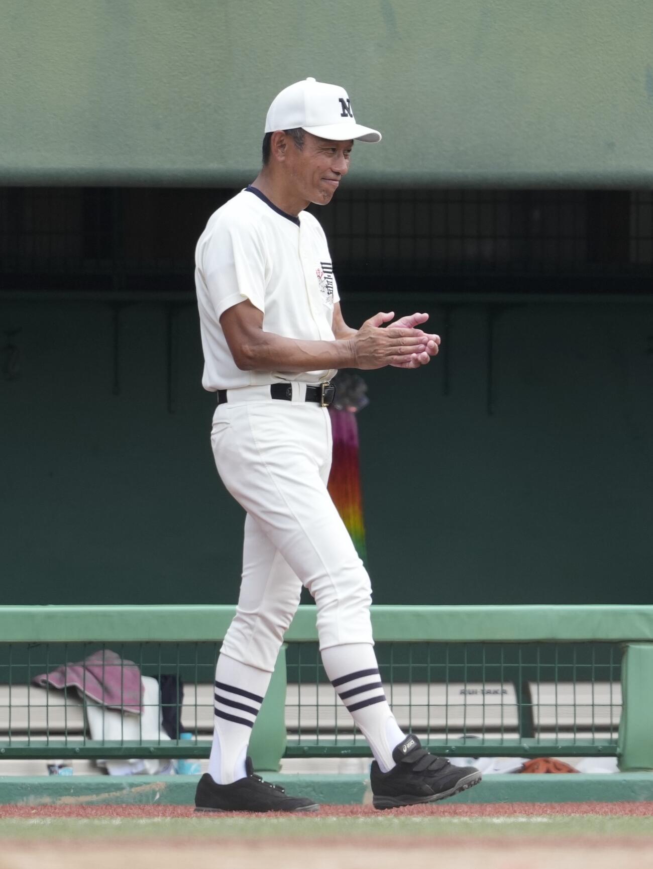 日大三対世田谷学園　6回終了後、笑顔で拍手する日大三・三木有造監督（左）（撮影・小島史椰）