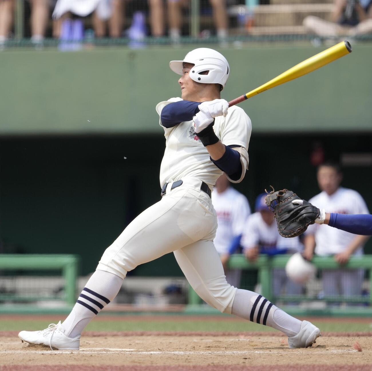 日大三対世田谷学園　5回表日大三1死満塁、適時打を放つ増山瑛太（撮影・小島史椰）