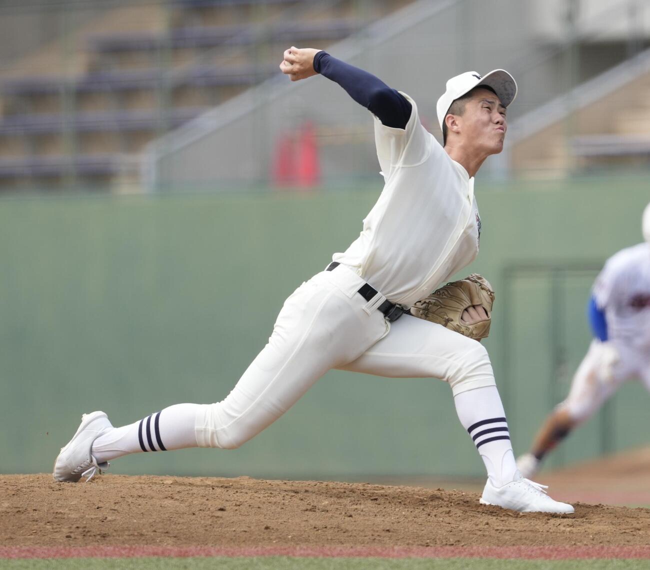 日大三対世田谷学園　4回裏途中から登板し力投する日大三・山口宗也（撮影・小島史椰）